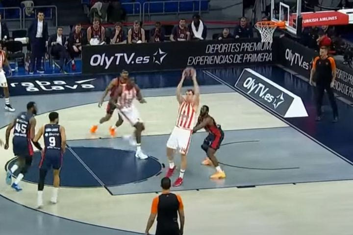 VIDEO: Όταν η μπάλα “έκαιγε” ο Βεζένκοβ έδωσε την πιο “άρρωστη” no look ασίστ της σεζόν στη EuroLeague