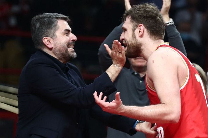 Η απίθανη ατάκα του Μπαφέ για την απόσυρση του Βεζένκοβ από το ματς με την Μπάγερν και η αφιέρωση της νίκης στον Πασχόπουλο