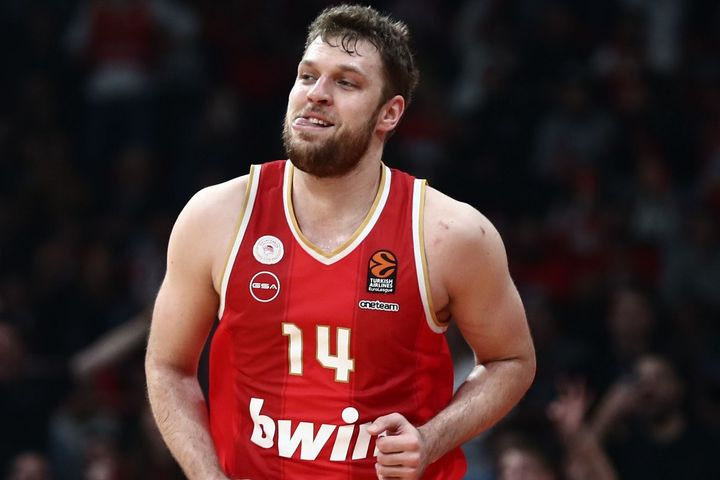 Σε αυτό το Ολυμπιακό πάρτι ο Σάσα έπνιξε προβλήματα, καημούς και μαζί και την Μπάγερν