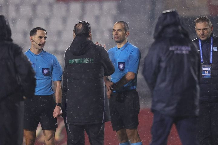Πανσερραϊκός – Παναθηναϊκός: Ο Ρουί Βιτόρια διαμαρτυρήθηκε στον Τσαγκαράκη μετά το τέλος του αγώνα