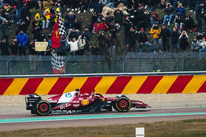 Βαριά “καμπάνα” σε οπαδό της Ferrari που έκοψε δέντρο στο Φιοράνο για να βλέπει καλύτερα το ντεμπούτο της SF-25