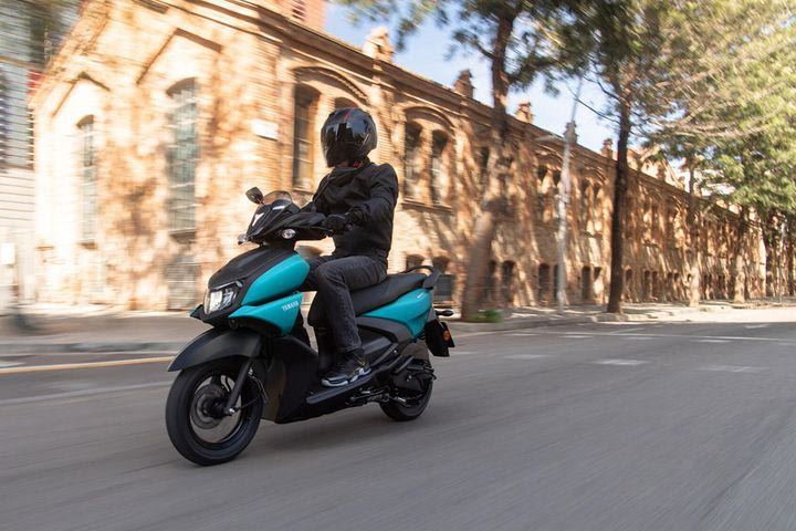 Yamaha RayZR: Αναβάθμιση και αλλαγές για το “υβριδικό” Scooter των 2.350 ευρώ