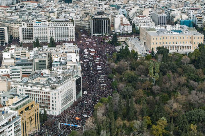 Ο κόσμος στην πορεία για τα Τέμπη