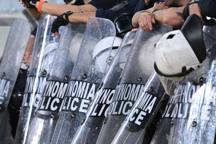 ΑΕΚ: Αστυνομικές δυνάμεις στα Σπάτα, απομάκρυναν οπαδούς από εκεί