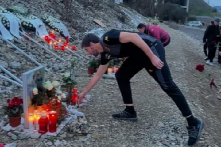 Άρης: Η αποστολή των κίτρινων έκανε στάση για να αφήσει 57 τριαντάφυλλα στα Τέμπη, πριν συνεχίσει το ταξίδι της για τον Βόλο