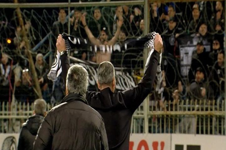ΟΦΗ: Ο Μπούσης ύψωσε κασκόλ της ομάδας του πανηγυρίζοντας τη νίκη επί του Αστέρα Τρίπολης AKTOR