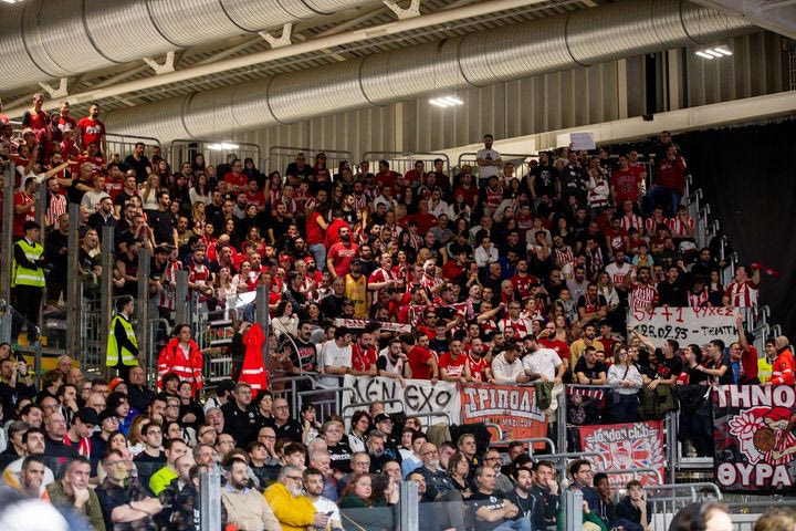Βίρτους – Ολυμπιακός: Με πανό “δεν έχω οξυγόνο” οι φίλαθλοι των Πειραιωτών στην Μπολόνια