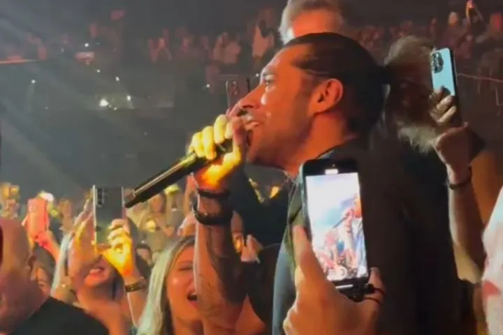 Ο Γιώργος Πρίντεζης γιόρτασε τα 40ά του γενέθλια σε γνωστό μαγαζί, παίρνοντας και το μικρόφωνο