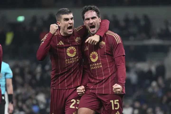 Οι παίκτες της Ρόμα πανηγυρίζουν