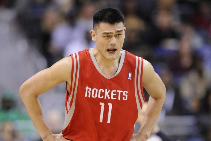 NBA, Γκαρνέτ για Γιάο Μινγκ: “Τον είχαμε… επικηρύξει, ο πρώτος που θα κάρφωνε μπροστά του θα έπαιρνε 1 εκατ. δολάρια”