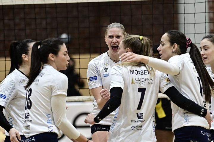 Volley League Γυναικών: Ο ΑΟ Θήρας υπέταξε με 3-1 σετ την ΑΕΚ και “αγκαλιάζει” την τρίτη θέση