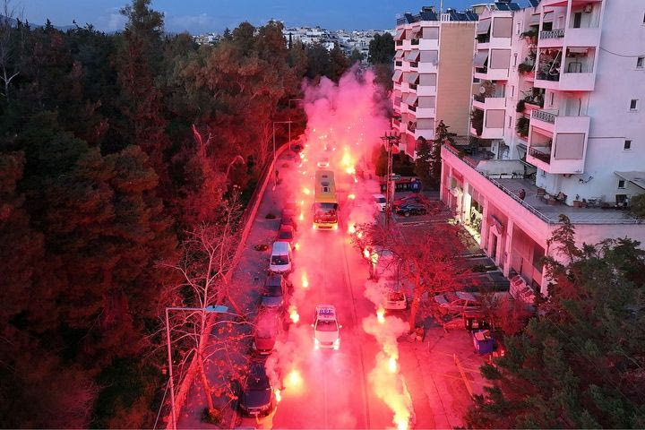 ΑΕΚ: Οι φίλοι της Ένωσης υποδέχθηκαν με καπνογόνα την αποστολή της ομάδας έξω από την OPAP Arena