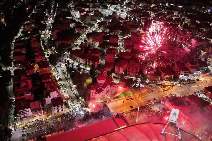 ΑΕΚ – Ατρόμητος: Πυροτεχνήματα έξω από την OPAP Arena πριν τη σέντρα του αγώνα