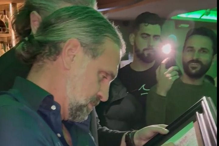 Παναθηναϊκός AKTOR: Αποθέωση για Αλβέρτη, που υπέγραψε κάδρο με φωτογραφία του, που έγραφε πάνω τους τίτλους του “τριφυλλιού”