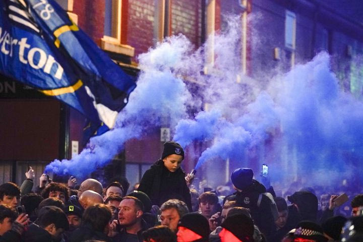 Έβερτον: Η “καυτή” υποδοχή του πούλμαν από τους φίλους της ομάδας