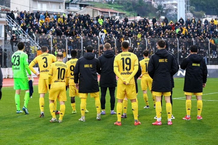 Οι παίκτες του Άρη μπροστά από τους οπαδούς τους