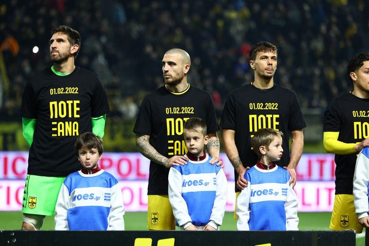 Άρης – Παναθηναϊκός: Με μπλουζάκια “ποτέ ξανά” οι κίτρινοι για τον Άλκη Καμπανό