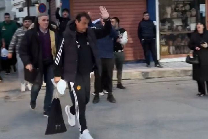 Παναθηναϊκός AKTOR – Ολυμπιακός: Φίλοι των πρασίνων αποθέωσαν Αταμάν, Σλούκα και την “πράσινη” αποστολή έξω από το ξενοδοχείο