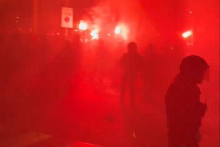 Μπαρτσελόνα: Οπαδοί των μπλαουγκράνα υποδέχθηκαν το λεωφορείο της Ατλέτικο με “βροχή” από μπουκάλια και αναπτήρες