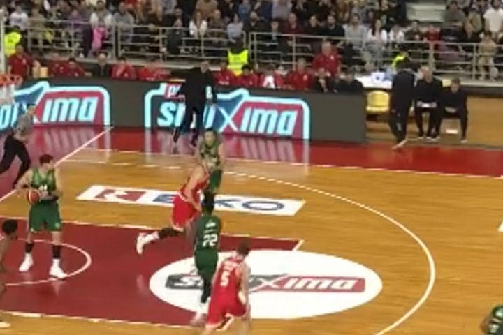 ΟΠΑΠ Final Eight: Ο Μπαρτζώκας τραυματίστηκε στην προσπάθειά του να κάνει παρατηρήσεις στους παίκτες του, μετά από λάθος του ΜακΚίσικ
