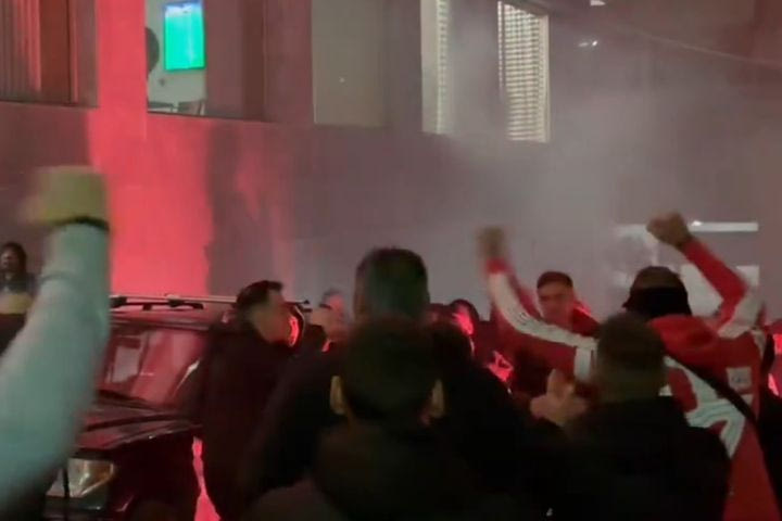 Ολυμπιακός: Θερμή υποδοχή της αποστολής από τον κόσμο στο ξενοδοχείο στο Ηράκλειο, παρά την ήττα στον τελικό του Κυπέλλου