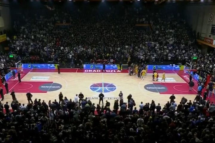 EuroBasket: Τρομερές εικόνες στη Βοσνία, με τον κόσμο να περιμένει στο γήπεδο για να δει αν προκρίθηκε η ομάδα στα τελικά