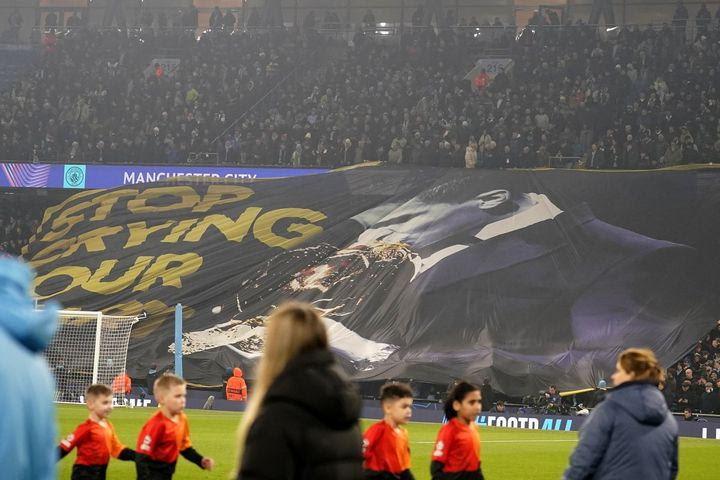 Μάντσεστερ Σίτι – Ρεάλ: Οπαδοί των Πολιτών πίκαραν τον Βινίσιους με τραγούδι των Oasis και φωτογραφία του Ρόντρι