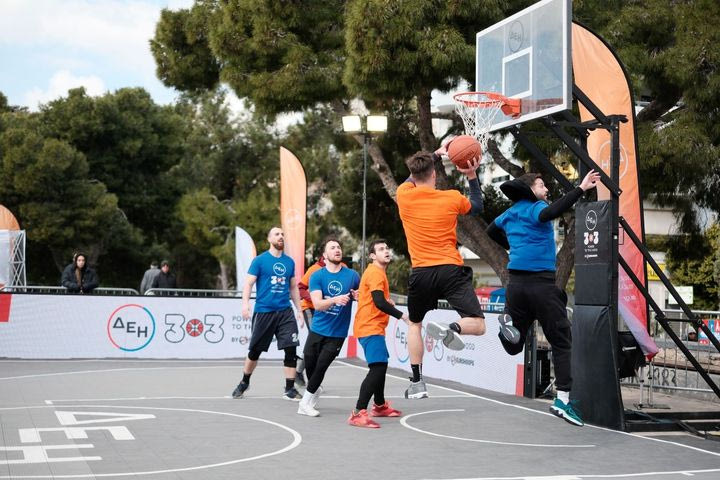 Η πλατεία Νέας Σμύρνης γέμισε μπασκέτες και χαμόγελα