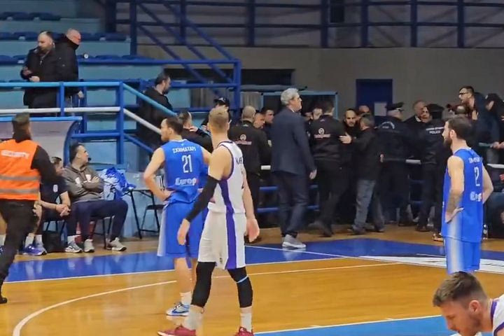 Ηρακλής – Ερμής Σχηματαρίου: Για ρίψη αντικειμένου στον αγωνιστικό χώρο η 30λεπτη διακοπή και η εκκένωση, εξήγησαν οι διαιτητές στο φύλλο αγώνα