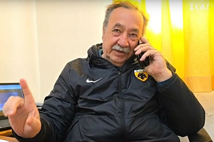 Με μπουφάν της ΑΕΚ ο δήμαρχος Ανάφης: “Υπάρχει μία θύρα στη Νέα Φιλαδέλφεια που λέγεται Ανάφη”