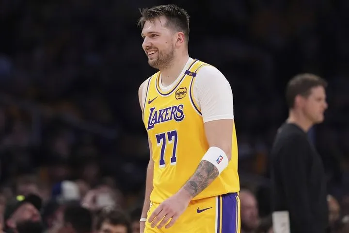 Luka Magic με 49 πόντους και εμφατική νίκη των Λέικερς επί των Τίμπεργουλβς