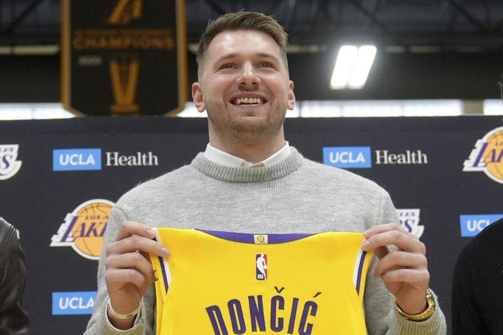 NBA, Ντόντσιτς: Αντίστοφη μέτρηση για το ντεμπούτο του με τους Λέικερς, που γέμισαν το γήπεδο με φανέλες του