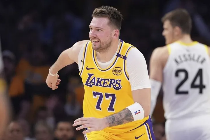 NBA: Τριπλ-νταμπλ ο Ντόντσιτς, νταμπλ-νταμπλ ο Ριβς και νίκη των Λέικερς επί των Χιτ