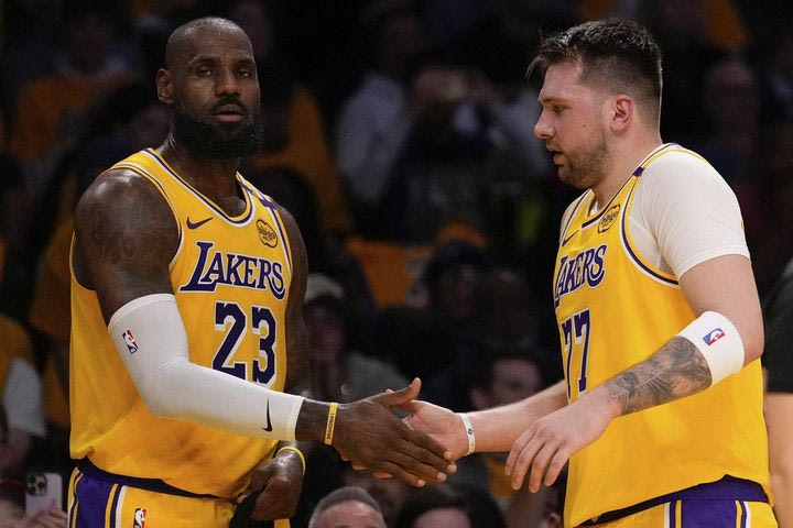 NBA: Σούπερ τριάδα Ντόντσιτς, ΛεΜπρόν, Ριβς πάτησε τους Πέλικανς, νίκη με 124-108 των Λέικερς