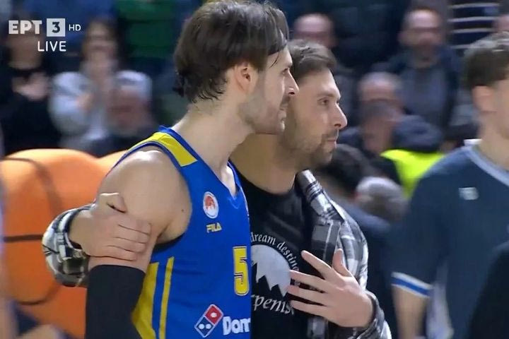 Η ΔΕΑΒ επέβαλε απαγόρευση εισόδου δύο ετών σε αθλητικές εγκαταστάσεις στους οπαδούς που πέταξαν μπουκάλια στο Καρδίτσα – Περιστέρι