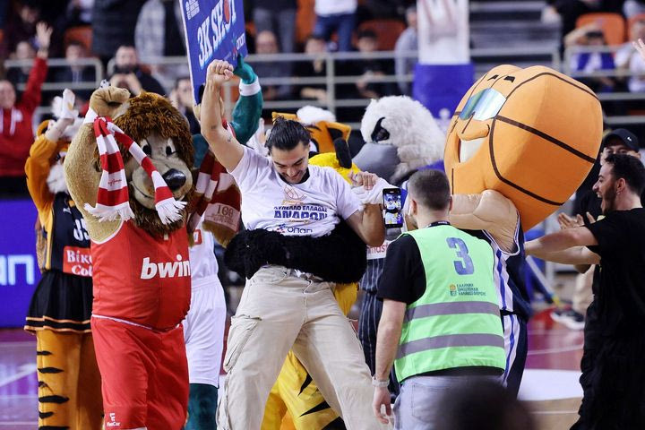 Παναθηναϊκός AKTOR – Ολυμπιακός: Αποθέωση στα Δύο Αοράκια για φίλαθλο που σκόραρε από το κέντρο στο ημίχρονο του τελικού