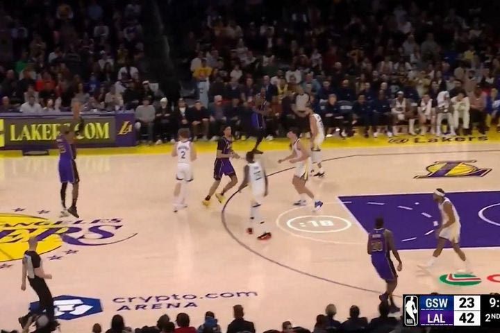 NBA: Τρομερός ΛεΜπρόν Τζέιμς, ευστόχησε σε τρία σερί τρίποντα, το τρίτο από το logo