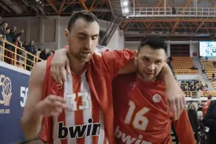 Ολυμπιακός: Οι φωτογραφίες και τα αυτόγραφα σε παιδιά πριν από το ματς με την Καρδίτσα και η αγκαλιά του Παπανικολάου με τον Μιλουτίνοβ