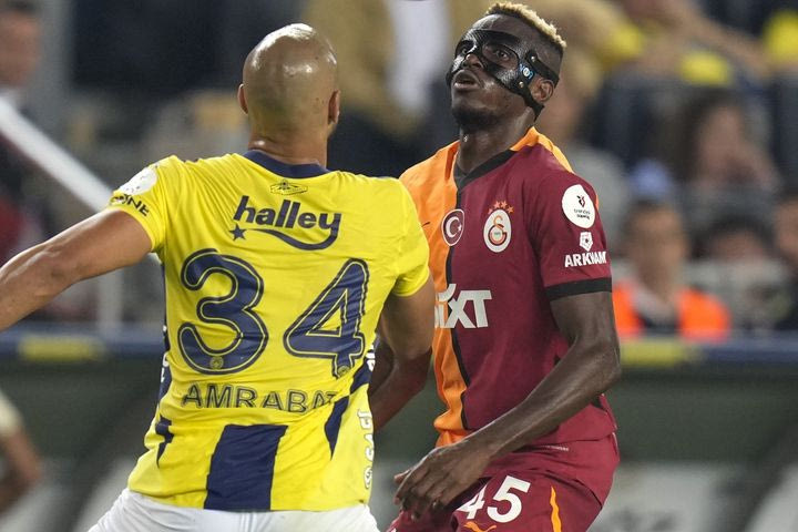 Διεκδίκηση της μπάλας από τους Όσιμεν και Άμραμπατ σε ντέρμπι της Γαλατάσαραϊ με την Φενέρμπαχτσε