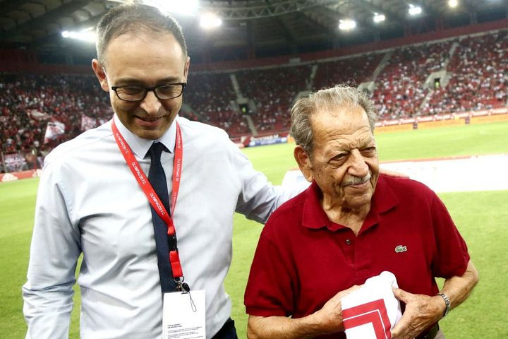 Ο διευθυντής εταιρικής κοινωνικής ευθύνης της ΠΑΕ Ολυμπιακός, Νίκος Γαβαλάς, με τον γηραιότερο κάτοχο διαρκείας