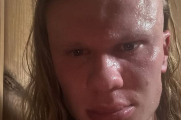 Ο Έρλινγκκ Χάλαντ μέσα στη σάουνα