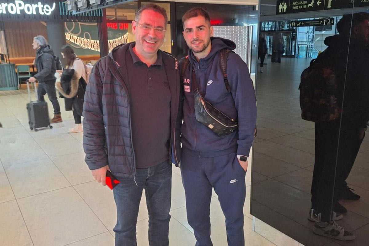 Ο Βασίλης Τολιόπουλος με τον δημοσιογράφο του SPORT24, Βαγγέλη Ιωάννου