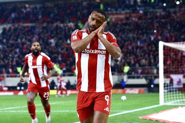 Ολυμπιακός: Ο Ελ Κααμπί έκανε το 6-0 κόντρα στην ΑΕΚ και πανηγύρισε ξανά με “Night, Night” όπως ο Στεφ Κάρι