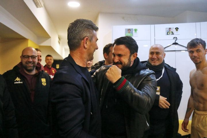 Άρης: Ο Καρυπίδης πανηγύρισε έξαλλα με τον Ουζουνίδη στα αποδυτήρια
