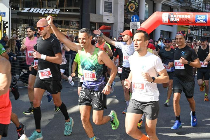 Τρέχοντας στο Katerini Run με φόντο τον Όλυμπο