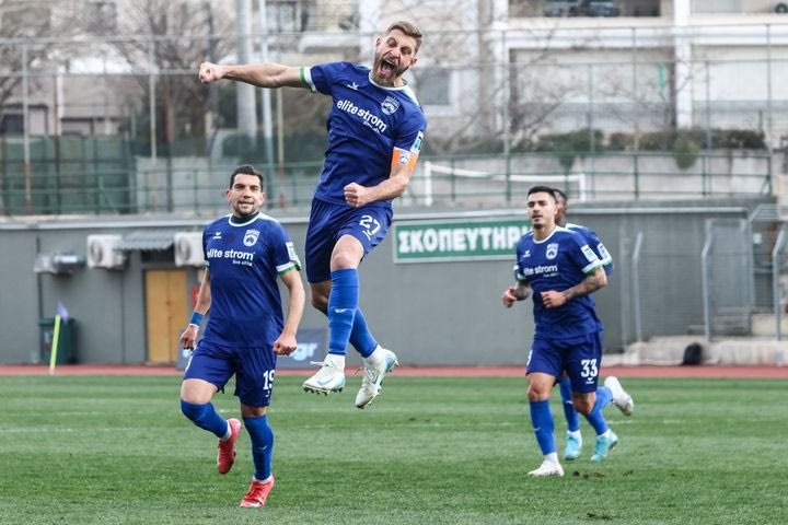 O Μάναλης πανηγυρίζει γκολ του με την Κηφισιά κόντρα στο Αιγάλεω
