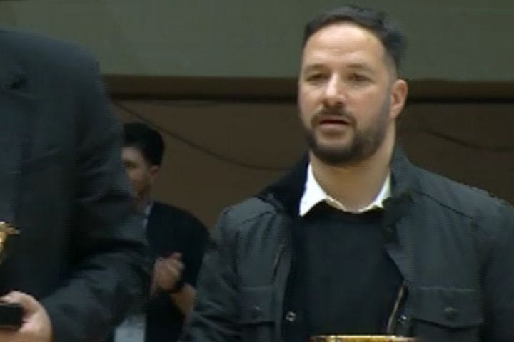 Ρίγη συγκίνησης: Ο Χρύσανδρος Κολοκυθάς παρέλαβε τιμητικό βραβείο για τον πατέρα του
