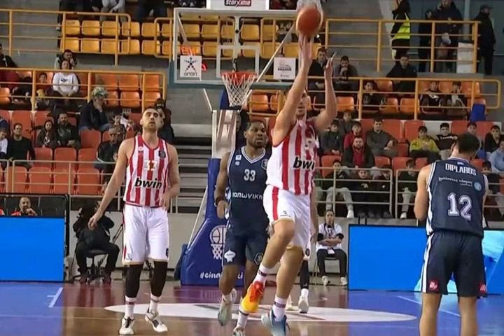 Ολυμπιακός – Καρδίτσα: Ο Λαρεντζάκης το έβαλε από το κέντρο και ξεσήκωσε το κοινό, παρόλο που το καλάθι δεν μέτρησε