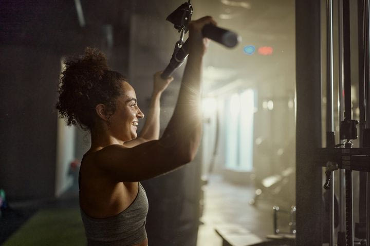 Lat pull-down: Το απόλυτο μηχάνημα για δυνατή πλάτη και άνω σώμα