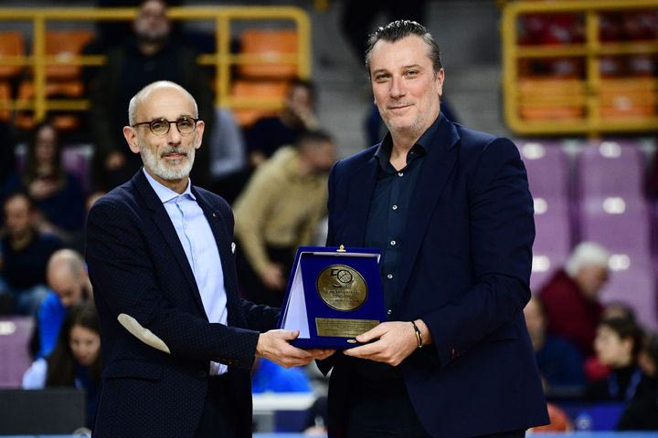 ΟΠΑΠ Final Eight: Η ΕΟΚ βράβευσε τον Ολυμπιακό για την κατάκτηση του πρώτου Κυπέλλου το 1976